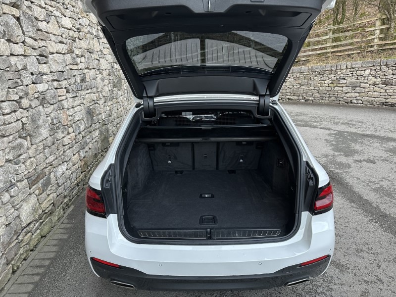 2021 (21) BMW 5 SERIES 520i MHT M Sport 5dr Touring  5011808