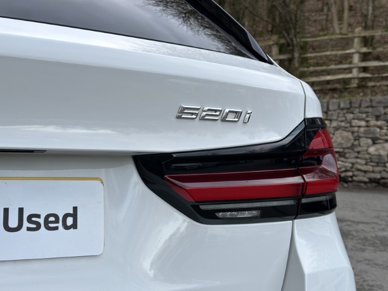 2021 (21) BMW 5 SERIES 520i MHT M Sport 5dr Touring  5011807