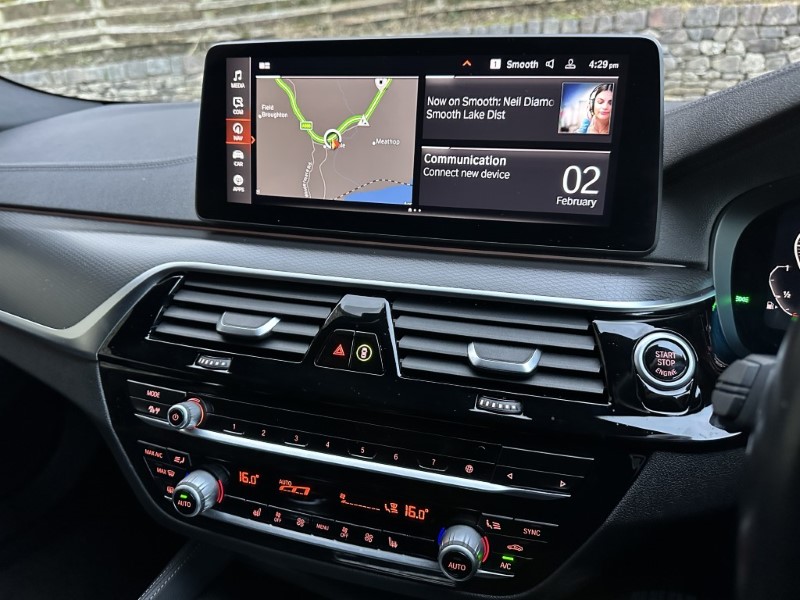 2021 (21) BMW 5 SERIES 520i MHT M Sport 5dr Touring  5011858