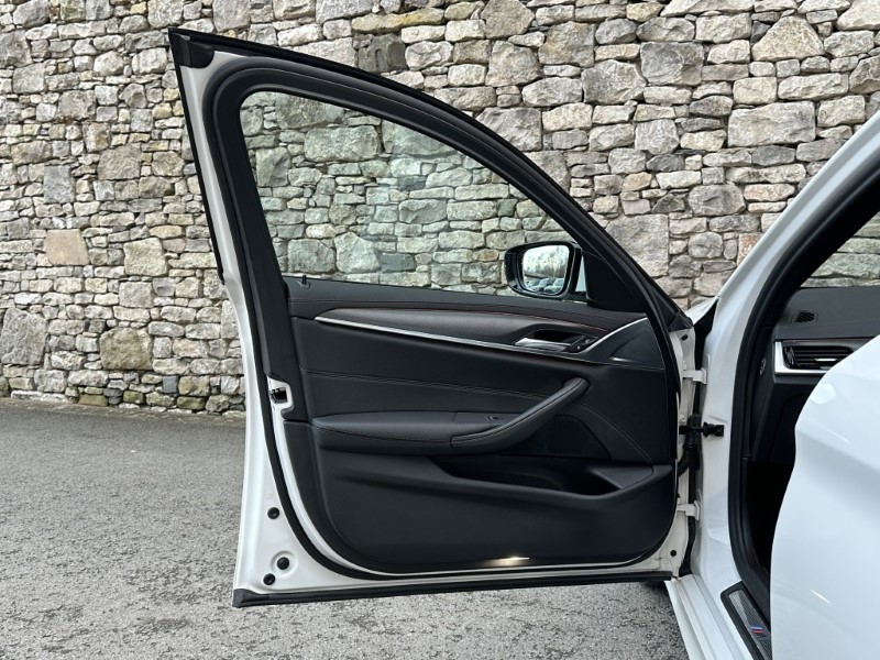 2021 (21) BMW 5 SERIES 520i MHT M Sport 5dr Touring  5011844