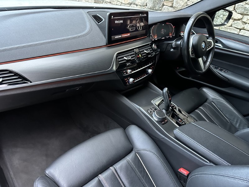 2021 (21) BMW 5 SERIES 520i MHT M Sport 5dr Touring  5011836