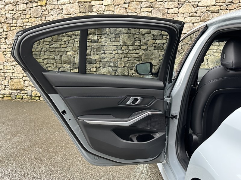 2024 (74) BMW 3 SERIES 320i M Sport 4dr Saloon  5036057