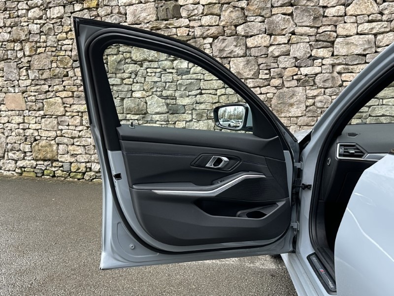 2024 (74) BMW 3 SERIES 320i M Sport 4dr Saloon  5036056