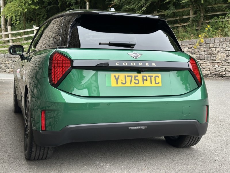 2026 (75) MINI COOPER E Exclusive 3dr Auto 5654255