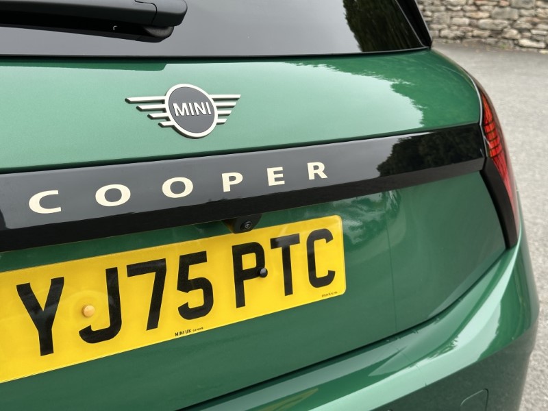 2026 (75) MINI COOPER E Exclusive 3dr Auto 5654261