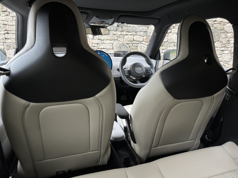 2026 (75) MINI COOPER E Exclusive 3dr Auto 5654324