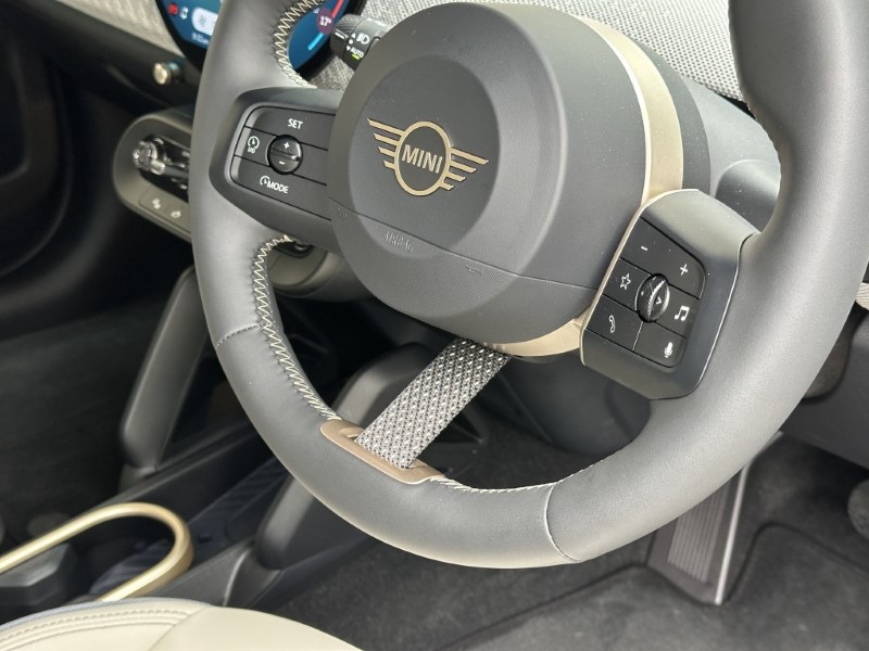 2026 (75) MINI COOPER E Exclusive 3dr Auto 5654267