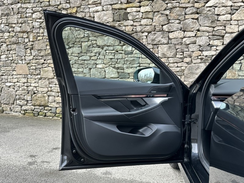 2025 (74) BMW 5 SERIES 520i M Sport Pro Saloon  5004452