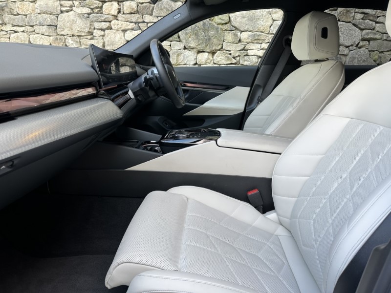 2025 (25) BMW 5 SERIES 520i M Sport Saloon  5005889