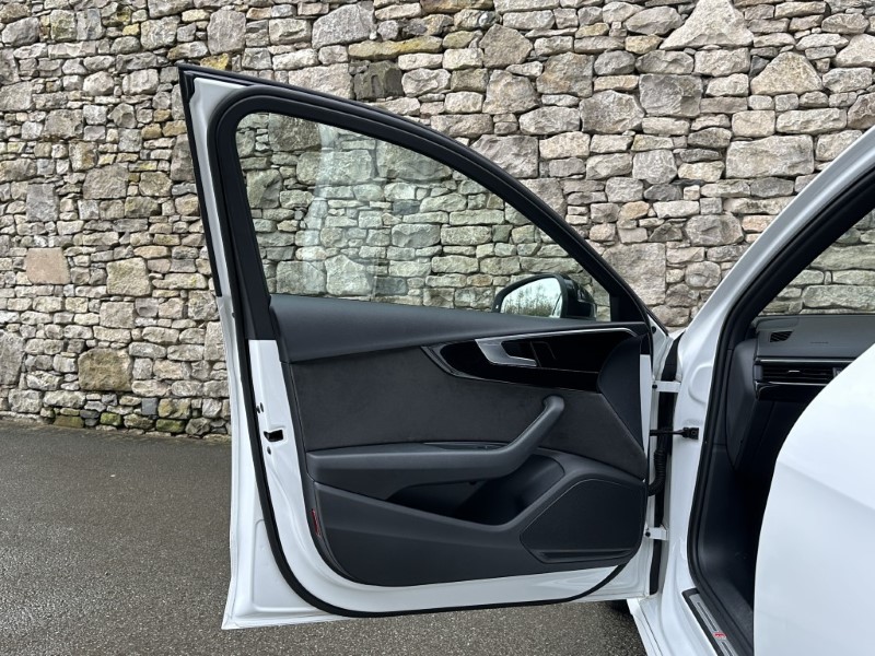 2020 (20) AUDI A4 35 TFSI Black Edition 5dr 5041569