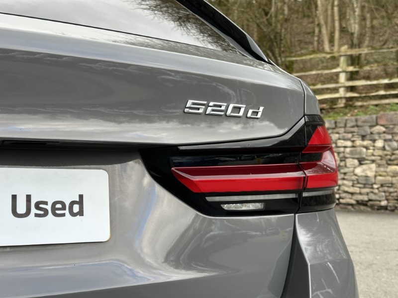 2021 (21) BMW 5 SERIES 520d xDrive MHT M Sport Touring  5167613