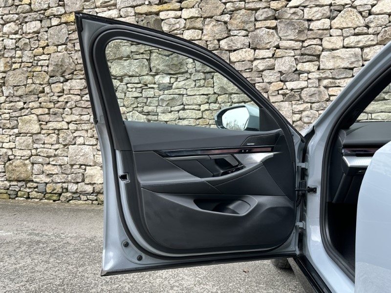 2025 (75) BMW 5 SERIES 520i M Sport Pro 4dr Auto 5198395