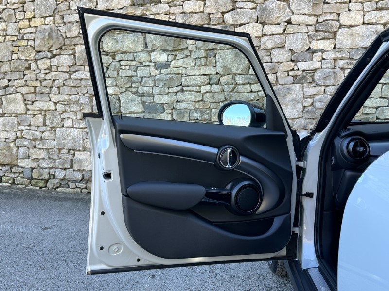 2022 (72) MINI HATCHBACK 1.5 Cooper Exclusive 5dr Auto 5254925