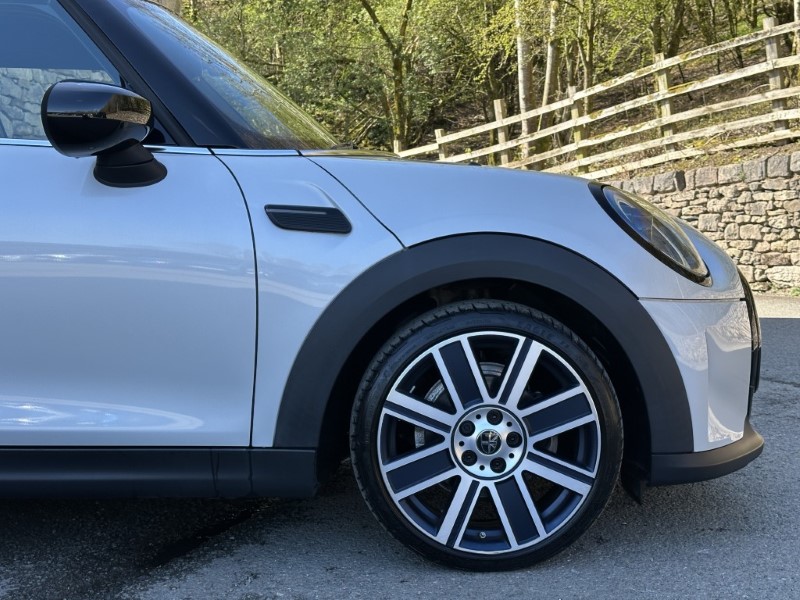 2022 (72) MINI HATCHBACK 1.5 Cooper Exclusive 5dr Auto 5254946