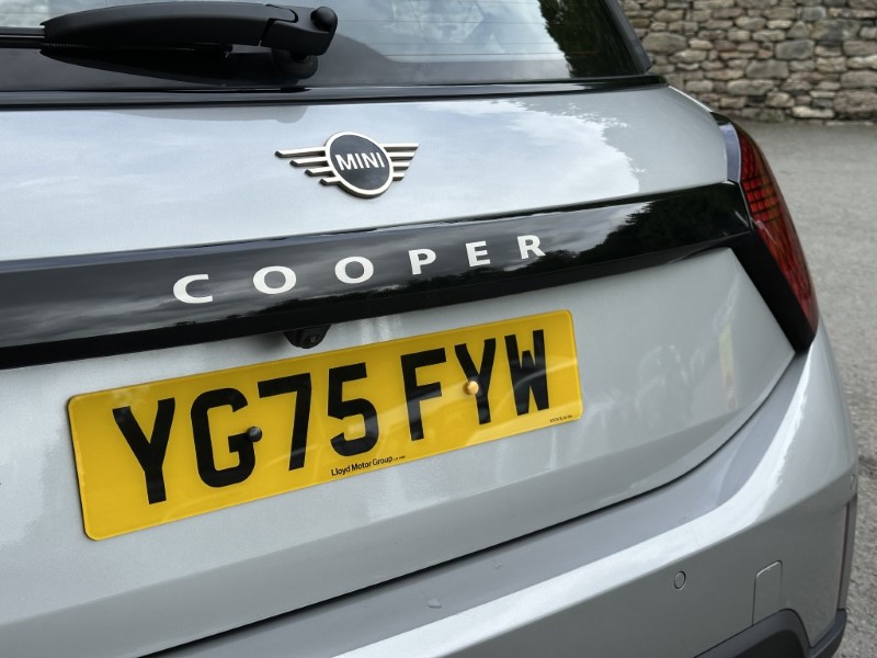 2025 (75) MINI COOPER 1.5 C Classic 3dr Auto 5477966