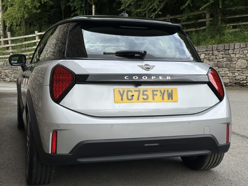 2025 (75) MINI COOPER 1.5 C Classic 3dr Auto 5477963