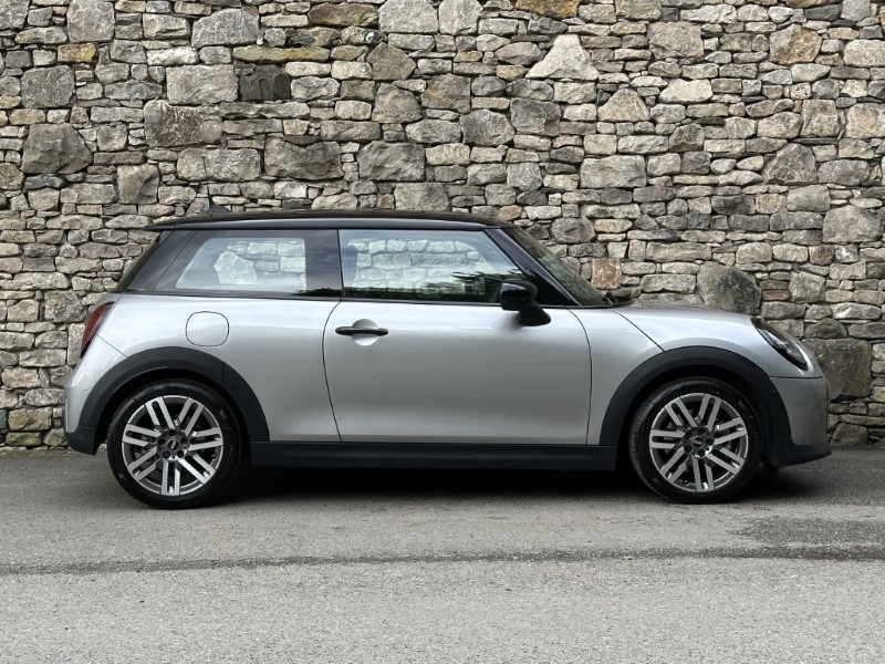 2025 (75) MINI COOPER 1.5 C Classic 3dr Auto 5477962