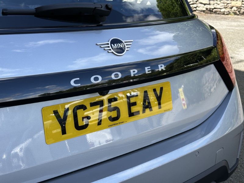 2025 (75) MINI COOPER 1.5 C Classic 3dr Auto 5504811