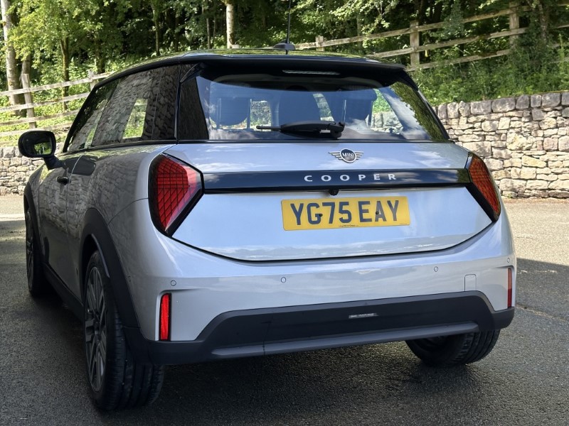 2025 (75) MINI COOPER 1.5 C Classic 3dr Auto 5504808