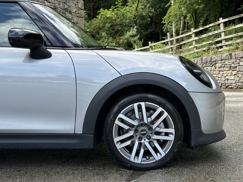 2025 (75) MINI COOPER 1.5 C Classic 3dr Auto 5504868