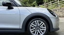 2025 (75) MINI COOPER 1.5 C Classic 3dr Auto 5504868