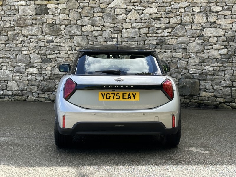 2025 (75) MINI COOPER 1.5 C Classic 3dr Auto 5504840