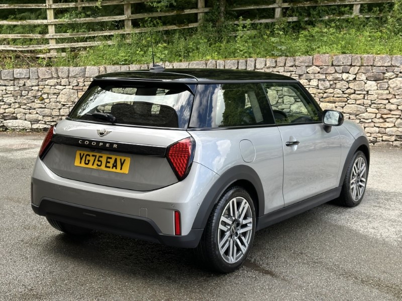 2025 (75) MINI COOPER 1.5 C Classic 3dr Auto 5504871