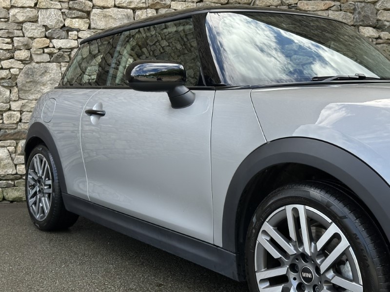 2025 (75) MINI COOPER 1.5 C Classic 3dr Auto 5504869