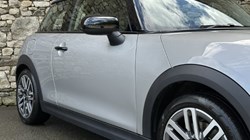2025 (75) MINI COOPER 1.5 C Classic 3dr Auto 5504869