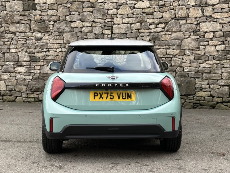 2025 (75) MINI COOPER 1.5 C Classic 3dr Auto 5536576