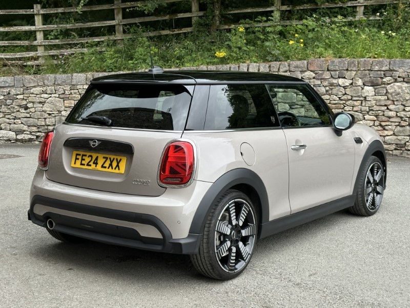 2024 (24) MINI HATCHBACK 1.5 Cooper Exclusive 3dr Auto 5573116