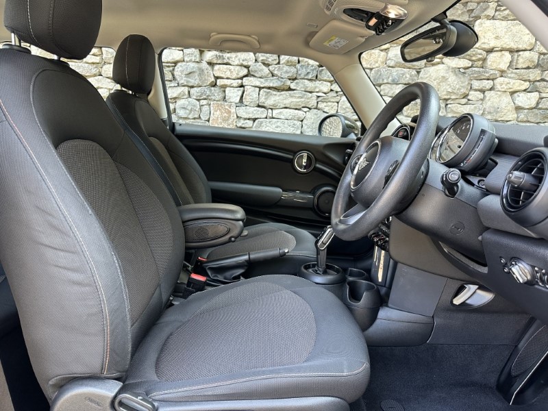 2019 (19) MINI HATCHBACK 1.5 Cooper Classic II 3dr  5620895