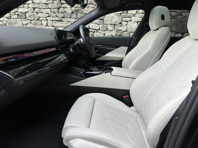 2025 (75) BMW 5 SERIES 530e M Sport Touring  5705508