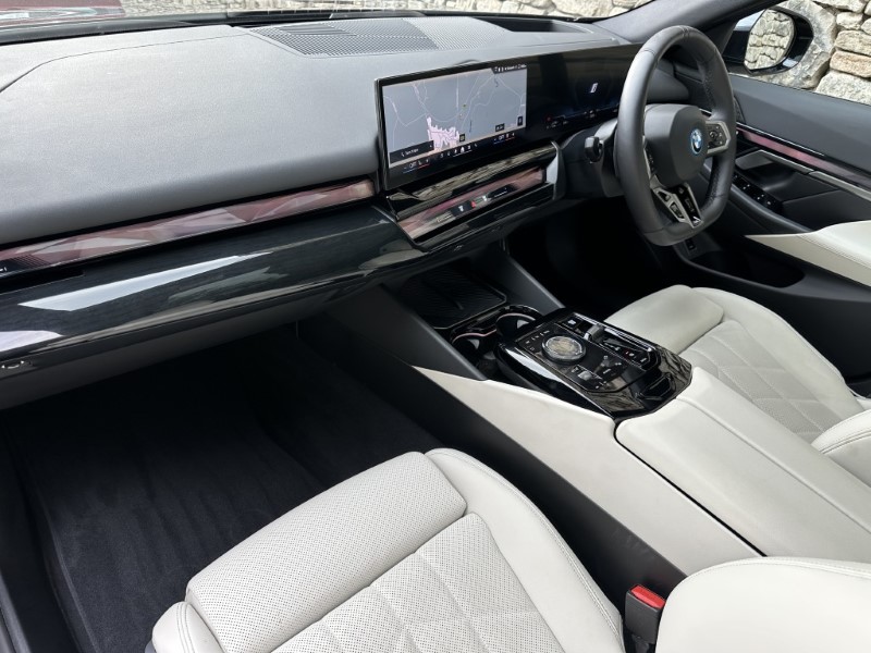2025 (75) BMW 5 SERIES 530e M Sport Touring  5705510
