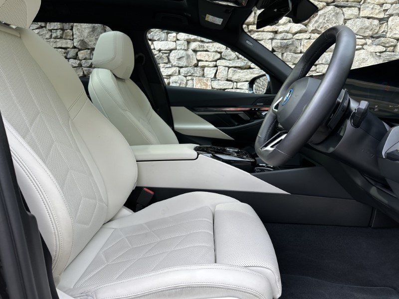 2025 (75) BMW 5 SERIES 530e M Sport Touring  5705487