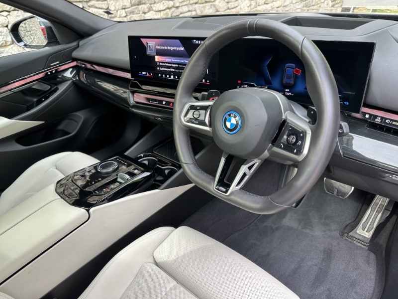 2025 (75) BMW 5 SERIES 530e M Sport Touring  5705485