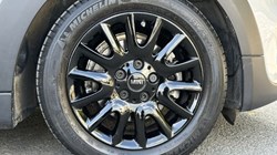 2019 (19) MINI HATCHBACK 1.5 Cooper Classic II 5dr Auto 5744591