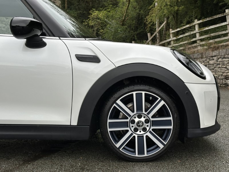 2022 (72) MINI HATCHBACK 1.5 Cooper Exclusive 5dr Auto 5848760
