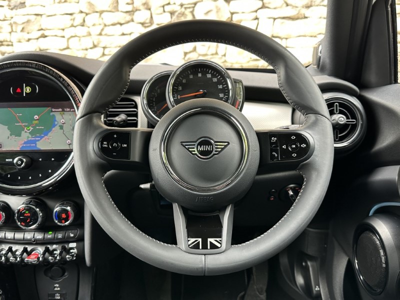 2022 (72) MINI HATCHBACK 1.5 Cooper Exclusive 5dr Auto 5848747