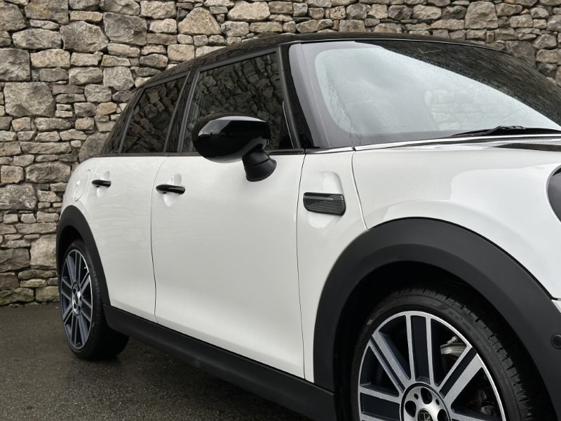 2022 (72) MINI HATCHBACK 1.5 Cooper Exclusive 5dr Auto 5848763