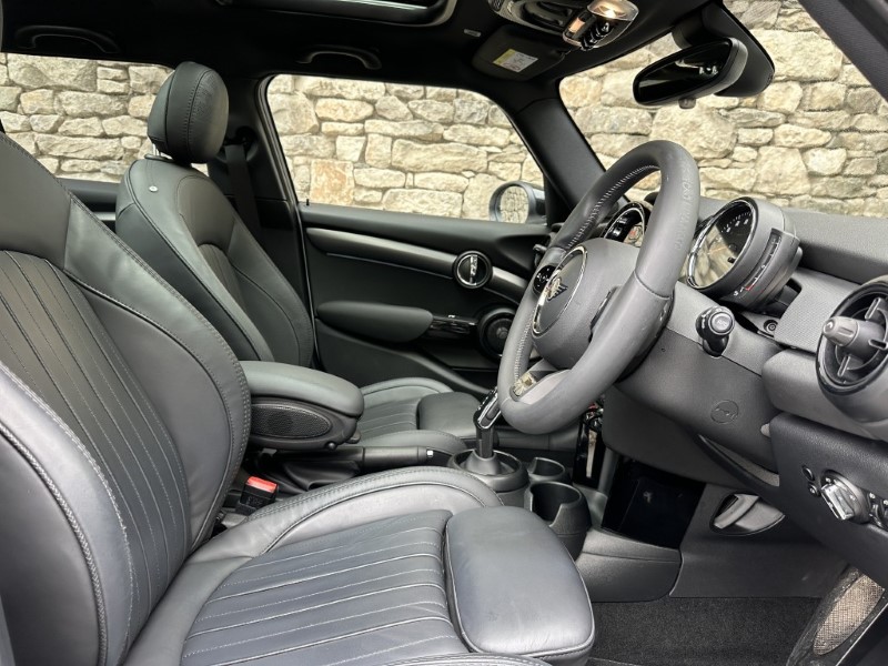 2022 (72) MINI HATCHBACK 1.5 Cooper Exclusive 5dr Auto 5848710