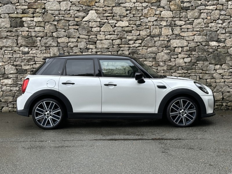 2022 (72) MINI HATCHBACK 1.5 Cooper Exclusive 5dr Auto 5848699
