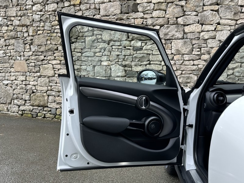 2022 (72) MINI HATCHBACK 1.5 Cooper Exclusive 5dr Auto 5848743