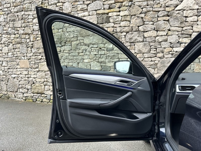 2019 (19) BMW 5 SERIES 520i M Sport Saloon  5846810