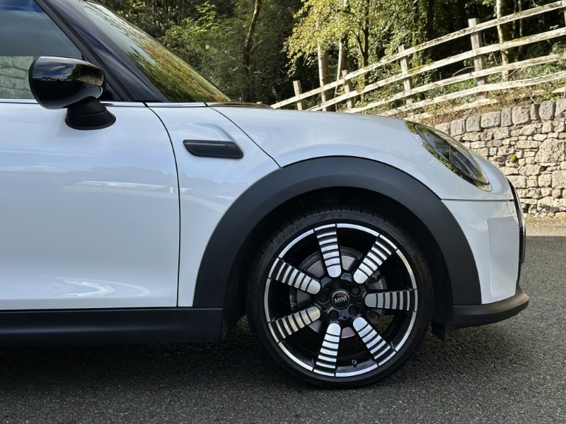 2024 (73) MINI HATCHBACK 1.5 Cooper Exclusive Premium 5dr Auto 5917333