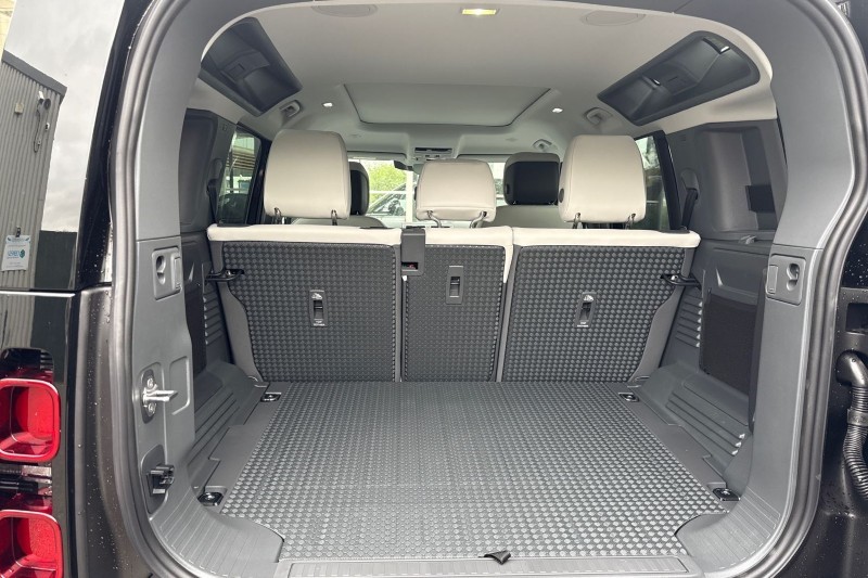  LAND ROVER DEFENDER 3.0 D250 X-Dynamic HSE 110 5dr Auto 4637607