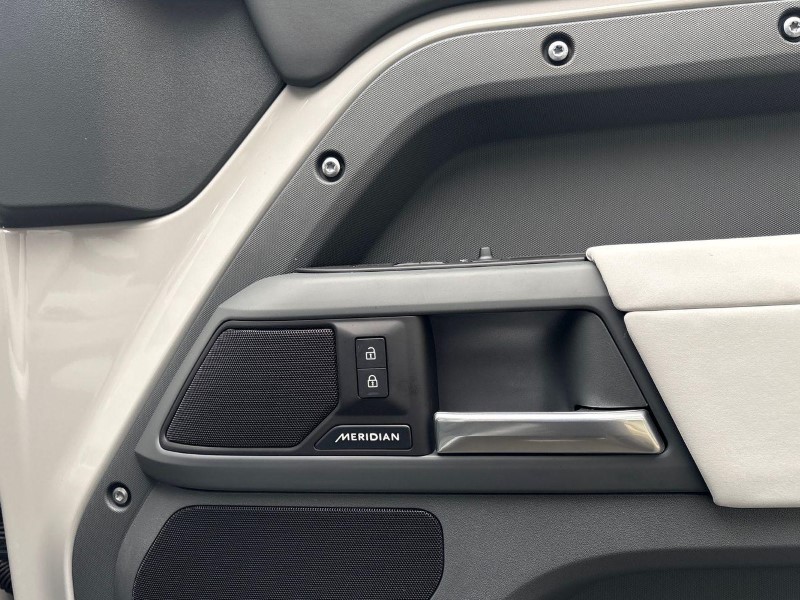  LAND ROVER DEFENDER 3.0 D250 X-Dynamic SE 90 3dr Auto 4877699