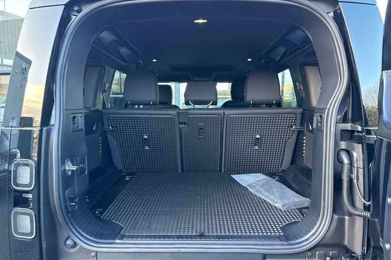  LAND ROVER DEFENDER 3.0 D250 X-Dynamic SE 110 5dr Auto 4916951