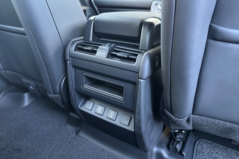  LAND ROVER DEFENDER 3.0 D250 X-Dynamic SE 110 5dr Auto 4916959