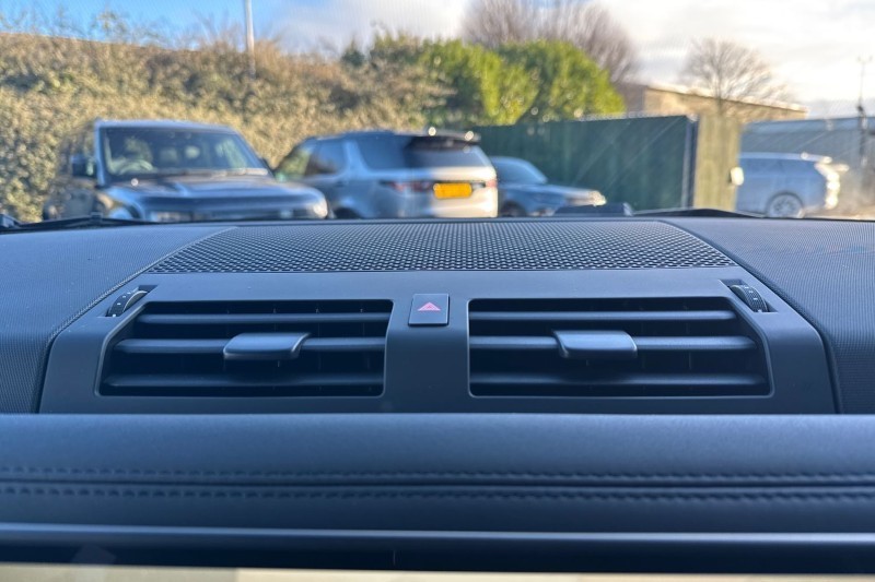  LAND ROVER DEFENDER 3.0 D250 X-Dynamic SE 110 5dr Auto 4916975